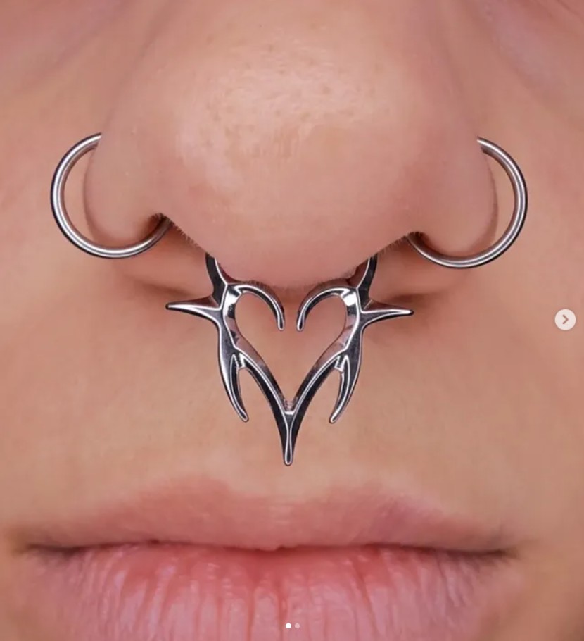 Piercing realizado por Eva